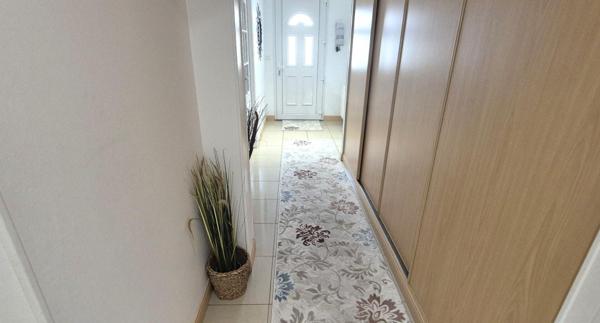 Beau Pavillon Individuel de Plain-pied de 121 m² Rénové et Extensible à 160 m² avec sa Cour avant de 30 m², Terrasses avec Barbecue, Garage de 17 m² et un joli Terrain Clos, Arboré et entretenu de 412 m²