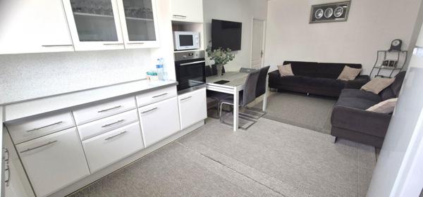 Beau Pavillon Individuel de Plain-pied de 121 m² Rénové et Extensible à 160 m² avec sa Cour avant de 30 m², Terrasses avec Barbecue, Garage de 17 m² et un joli Terrain Clos, Arboré et entretenu de 412 m²