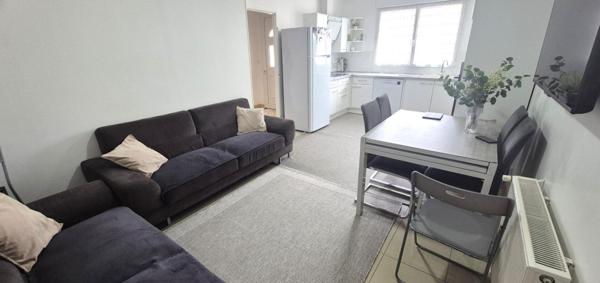 Beau Pavillon Individuel de Plain-pied de 121 m² Rénové et Extensible à 160 m² avec sa Cour avant de 30 m², Terrasses avec Barbecue, Garage de 17 m² et un joli Terrain Clos, Arboré et entretenu de 412 m²