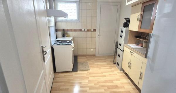 Beau Pavillon Individuel de Plain-pied de 121 m² Rénové et Extensible à 160 m² avec sa Cour avant de 30 m², Terrasses avec Barbecue, Garage de 17 m² et un joli Terrain Clos, Arboré et entretenu de 412 m²