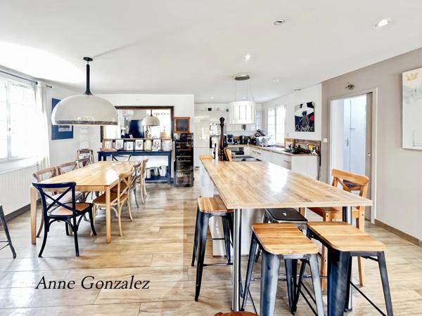 Saint Jean le Blanc, à 5 minutes d'Orleans dans un secteur privilégié et recherché à vendre grande maison familiale de 250 m2, 7 chambres, garage double, jardin clos avec piscine chauffée et abri