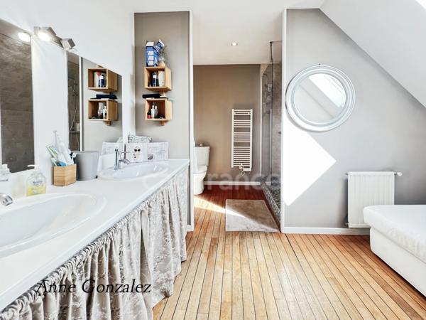 Saint Jean le Blanc, à 5 minutes d'Orleans dans un secteur privilégié et recherché à vendre grande maison familiale de 250 m2, 7 chambres, garage double, jardin clos avec piscine chauffée et abri