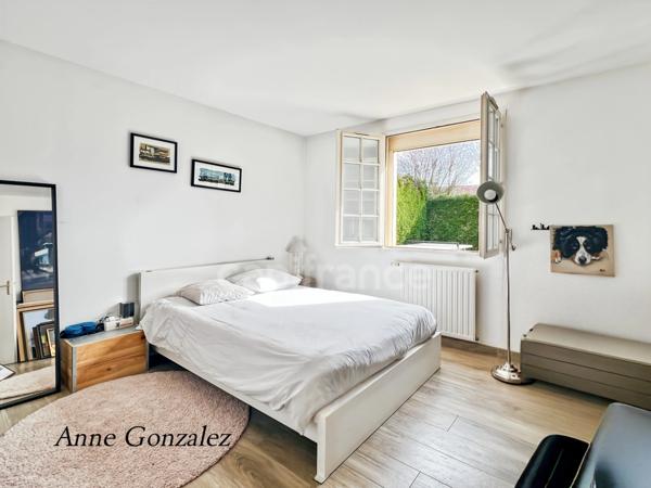 Saint Jean le Blanc, à 5 minutes d'Orleans dans un secteur privilégié et recherché à vendre grande maison familiale de 250 m2, 7 chambres, garage double, jardin clos avec piscine chauffée et abri