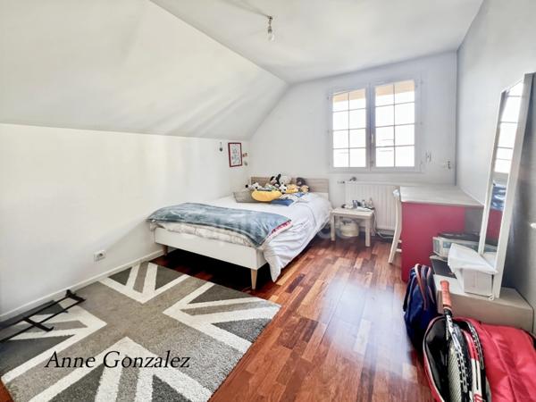 Saint Jean le Blanc, à 5 minutes d'Orleans dans un secteur privilégié et recherché à vendre grande maison familiale de 250 m2, 7 chambres, garage double, jardin clos avec piscine chauffée et abri