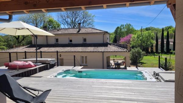 Propriété de charme avec vue panoramique sur la forêt 170m2, dépendance avec studio et grange, SALLEBOEUF