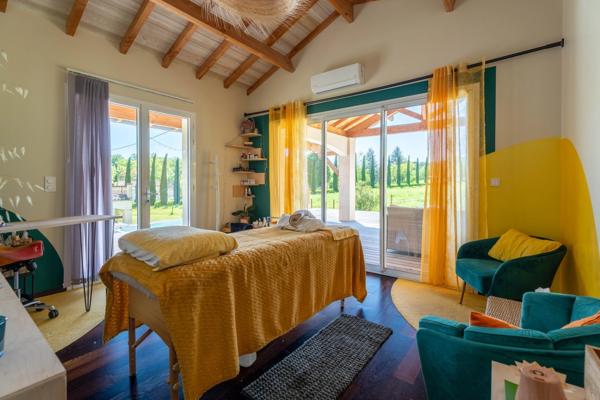 Propriété de charme avec vue panoramique sur la forêt 170m2, dépendance avec studio et grange, SALLEBOEUF