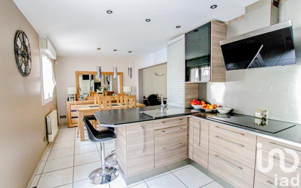 Maison 6 pièces de 140 m² à Ambarès-et-Lagrave (33440)