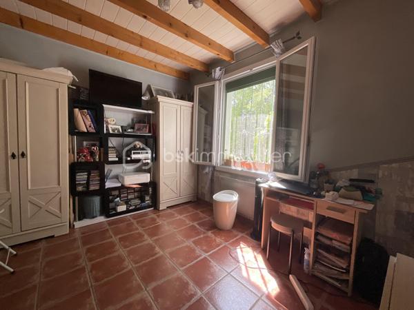 A deux pas d’Ales en voiture ! Au calme et sans vis à vis !!
Découvrez cette maison ancienne datant des années 1870 de type F4 .
Avec son charme authentique , nichée dans un cadre paisible de la campagne d'Alès , nous offrant une superbe vue dégagée !!
Offrant un style de vie tranquille avec sa vue dégagée et son orientation plein sud, cette demeure est un véritable coup de cœur.
Avec une superficie habitable de 91 m², cette maison sur deux niveaux, 
Au RDC : nous avons , un salon ouvert sur le séjour ,une cuisine séparée aménagée et équipée ,une salle de bains , un WC .
Une chambre confortable , un cellier faisant office de buanderie .d’une jolie terrasse ensoleillée .
 Profitez d'un spacieux séjour lumineux, de deux terrasses pour des moments de détente, et d'un jardin de 1570 m² cloturé.
avec  un puit équipé d’une pompe  et d’un arrosage automatique .
S’ajoute à cela une  piscine couverte par un Dôme 
Le bien est également doté de quatre parkings et plus..
d'une cave. 
Un garage individuel 
La maison est très bien entretenu 
Le système de chauffage individuel électrique. ,nous sommes chauffé par un poêle à pelés  ,
le double vitrage garantissent confort et économie. 
Proche des commodités d'Alès mais loin de l'agitation urbaine, 
elle est idéale pour ceux en quête de calme et de vie tranquille. 

Pour une visite ou toute information complémentaire, contactez Carole Deslee,
 votre mandataire de confiance.
 Du Lundi au Dimanche, je reste à votre écoute afin de répondre à vos attentes .
