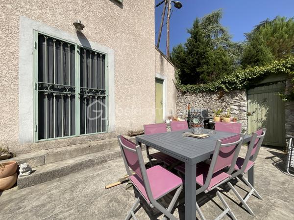 A deux pas d’Ales en voiture ! Au calme et sans vis à vis !!
Découvrez cette maison ancienne datant des années 1870 de type F4 .
Avec son charme authentique , nichée dans un cadre paisible de la campagne d'Alès , nous offrant une superbe vue dégagée !!
Offrant un style de vie tranquille avec sa vue dégagée et son orientation plein sud, cette demeure est un véritable coup de cœur.
Avec une superficie habitable de 91 m², cette maison sur deux niveaux, 
Au RDC : nous avons , un salon ouvert sur le séjour ,une cuisine séparée aménagée et équipée ,une salle de bains , un WC .
Une chambre confortable , un cellier faisant office de buanderie .d’une jolie terrasse ensoleillée .
 Profitez d'un spacieux séjour lumineux, de deux terrasses pour des moments de détente, et d'un jardin de 1570 m² cloturé.
avec  un puit équipé d’une pompe  et d’un arrosage automatique .
S’ajoute à cela une  piscine couverte par un Dôme 
Le bien est également doté de quatre parkings et plus..
d'une cave. 
Un garage individuel 
La maison est très bien entretenu 
Le système de chauffage individuel électrique. ,nous sommes chauffé par un poêle à pelés  ,
le double vitrage garantissent confort et économie. 
Proche des commodités d'Alès mais loin de l'agitation urbaine, 
elle est idéale pour ceux en quête de calme et de vie tranquille. 

Pour une visite ou toute information complémentaire, contactez Carole Deslee,
 votre mandataire de confiance.
 Du Lundi au Dimanche, je reste à votre écoute afin de répondre à vos attentes .