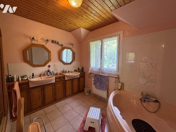 Maison avec hangar sur grand terrain boisé - Figeac