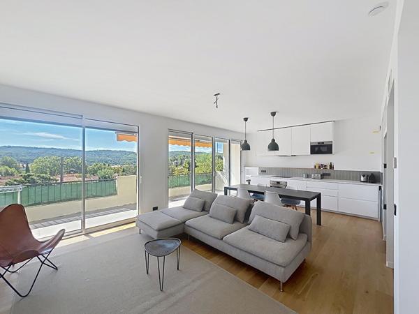 À louer chambre de 15 m² avec salle d'eau privative dans une colocation située à 10 minutes à pied du centre ville et des facultés.