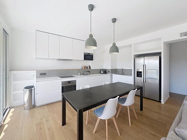 À louer chambre de 15 m² avec salle d'eau privative dans une colocation située à 10 minutes à pied du centre ville et des facultés.