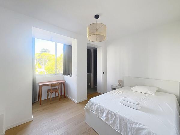À louer chambre de 15 m² avec salle d'eau privative dans une colocation située à 10 minutes à pied du centre ville et des facultés.