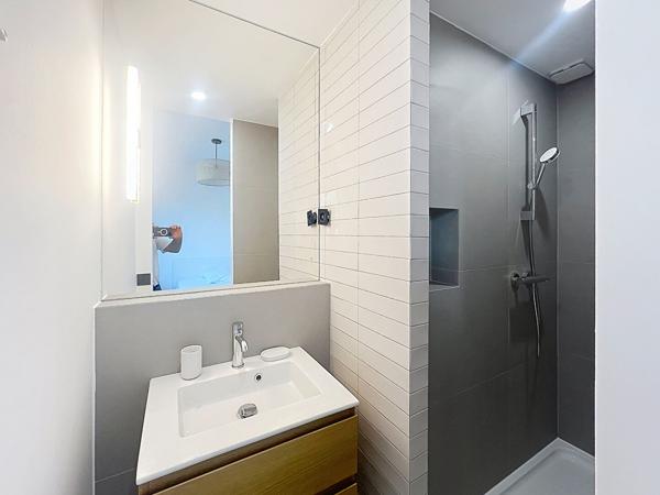 À louer chambre de 15 m² avec salle d'eau privative dans une colocation située à 10 minutes à pied du centre ville et des facultés.