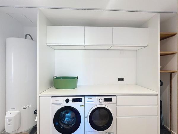 À louer chambre de 15 m² avec salle d'eau privative dans une colocation située à 10 minutes à pied du centre ville et des facultés.