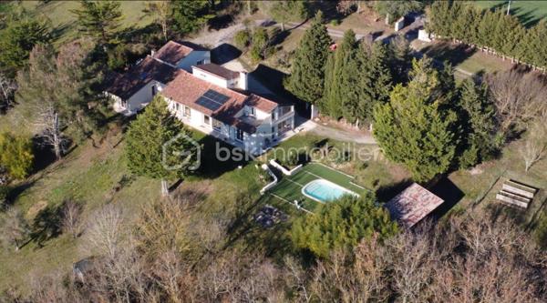 Anna Morra vous propose à la vente, sur la commune de Gimont, cette magnifique maison de style chalet, entièrement rénovée avec goût en 2024. 
Nichée dans un écrin de verdure, au calme, elle offre une vue dégagée sur les Pyrénées tout en restant à quelques minutes en voiture des commodités.

Dès l’entrée, vous serez séduit par une vaste pièce de vie de 58 m², baignée de lumière grâce à ses grandes ouvertures sur la nature environnante. Son plafond cathédrale, ses poutres apparentes et sa cheminée en pierre avec insert créent une atmosphère chaleureuse et conviviale. Une mezzanine surplombe cet espace, idéale pour un coin lecture, un bureau ou une chambre d’appoint. La cuisine semi-ouverte, aménagée et équipée, allie fonctionnalité et modernité.

Attenante à la pièce de vie, une grande salle de 32 m² avec vue sur la piscine offre de nombreuses possibilités d’aménagement : bureau, salle de jeux, salon TV ou salle de sport. Depuis cette pièce, un escalier mène à une chambre de 12,9 m² bénéficiant d’une terrasse privative de 11,5 m², offrant un espace indépendant et privilégié.

Sur le côté droit de l’entrée, un WC avec lave-mains ainsi qu’une buanderie avec accès direct sur l’extérieur apportent une fonctionnalité supplémentaire avant d’accéder au coin nuit, pensé pour garantir intimité et confort.

L’espace nuit s’organise autour de deux dégagements distincts. Le premier mène à une grande chambre de 17,8 m² avec placards intégrés, située à proximité de la salle de bains principale, véritable espace bien-être avec douche à l’italienne, baignoire et finitions en travertin. Le second dessert deux autres chambres avec accès direct à l’extérieur : une chambre de 13,6 m² avec petit dressing et une chambre de 15,3 m² avec salle d’eau privative comprenant douche à l’italienne, double vasque et WC.

À l’extérieur, le terrain vallonné de 12 129 m² alterne espaces dégagés et boisés, offrant un cadre idéal pour les amoureux de la nature. Il n’est pas rare d’y apercevoir chevreuils et lapins. Une piscine de 10,05 x 4,10 m avec pente douce (de 1,05 m à 1,90 m) et son pool-house permettent de profiter pleinement des beaux jours en famille ou entre amis.

Cette propriété dispose également de nombreux atouts : grandes ouvertures offrant une luminosité exceptionnelle, chaudière à granulés installée en 2019, panneaux solaires mis en service en mai 2023 permettant l’autoconsommation et la revente d’électricité, double garage en sous-sol, cave et local chaufferie.

 Un bien rare sur le secteur, alliant charme, confort et nature dans un environnement privilégié. À découvrir sans tarder !

 Contactez moi pour plus d’informations ou organiser une visite au 06 11 32 63 44