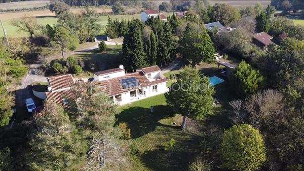 Anna Morra vous propose à la vente, sur la commune de Gimont, cette magnifique maison de style chalet, entièrement rénovée avec goût en 2024. 
Nichée dans un écrin de verdure, au calme, elle offre une vue dégagée sur les Pyrénées tout en restant à quelques minutes en voiture des commodités.

Dès l’entrée, vous serez séduit par une vaste pièce de vie de 58 m², baignée de lumière grâce à ses grandes ouvertures sur la nature environnante. Son plafond cathédrale, ses poutres apparentes et sa cheminée en pierre avec insert créent une atmosphère chaleureuse et conviviale. Une mezzanine surplombe cet espace, idéale pour un coin lecture, un bureau ou une chambre d’appoint. La cuisine semi-ouverte, aménagée et équipée, allie fonctionnalité et modernité.

Attenante à la pièce de vie, une grande salle de 32 m² avec vue sur la piscine offre de nombreuses possibilités d’aménagement : bureau, salle de jeux, salon TV ou salle de sport. Depuis cette pièce, un escalier mène à une chambre de 12,9 m² bénéficiant d’une terrasse privative de 11,5 m², offrant un espace indépendant et privilégié.

Sur le côté droit de l’entrée, un WC avec lave-mains ainsi qu’une buanderie avec accès direct sur l’extérieur apportent une fonctionnalité supplémentaire avant d’accéder au coin nuit, pensé pour garantir intimité et confort.

L’espace nuit s’organise autour de deux dégagements distincts. Le premier mène à une grande chambre de 17,8 m² avec placards intégrés, située à proximité de la salle de bains principale, véritable espace bien-être avec douche à l’italienne, baignoire et finitions en travertin. Le second dessert deux autres chambres avec accès direct à l’extérieur : une chambre de 13,6 m² avec petit dressing et une chambre de 15,3 m² avec salle d’eau privative comprenant douche à l’italienne, double vasque et WC.

À l’extérieur, le terrain vallonné de 12 129 m² alterne espaces dégagés et boisés, offrant un cadre idéal pour les amoureux de la nature. Il n’est pas rare d’y apercevoir chevreuils et lapins. Une piscine de 10,05 x 4,10 m avec pente douce (de 1,05 m à 1,90 m) et son pool-house permettent de profiter pleinement des beaux jours en famille ou entre amis.

Cette propriété dispose également de nombreux atouts : grandes ouvertures offrant une luminosité exceptionnelle, chaudière à granulés installée en 2019, panneaux solaires mis en service en mai 2023 permettant l’autoconsommation et la revente d’électricité, double garage en sous-sol, cave et local chaufferie.

 Un bien rare sur le secteur, alliant charme, confort et nature dans un environnement privilégié. À découvrir sans tarder !

 Contactez moi pour plus d’informations ou organiser une visite au 06 11 32 63 44