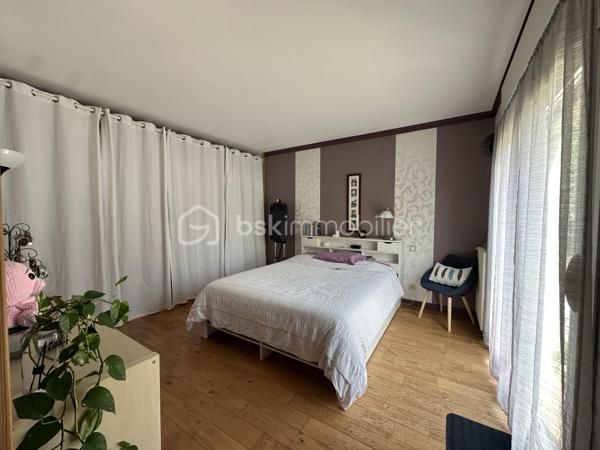 Anna Morra vous propose à la vente, sur la commune de Gimont, cette magnifique maison de style chalet, entièrement rénovée avec goût en 2024. 
Nichée dans un écrin de verdure, au calme, elle offre une vue dégagée sur les Pyrénées tout en restant à quelques minutes en voiture des commodités.

Dès l’entrée, vous serez séduit par une vaste pièce de vie de 58 m², baignée de lumière grâce à ses grandes ouvertures sur la nature environnante. Son plafond cathédrale, ses poutres apparentes et sa cheminée en pierre avec insert créent une atmosphère chaleureuse et conviviale. Une mezzanine surplombe cet espace, idéale pour un coin lecture, un bureau ou une chambre d’appoint. La cuisine semi-ouverte, aménagée et équipée, allie fonctionnalité et modernité.

Attenante à la pièce de vie, une grande salle de 32 m² avec vue sur la piscine offre de nombreuses possibilités d’aménagement : bureau, salle de jeux, salon TV ou salle de sport. Depuis cette pièce, un escalier mène à une chambre de 12,9 m² bénéficiant d’une terrasse privative de 11,5 m², offrant un espace indépendant et privilégié.

Sur le côté droit de l’entrée, un WC avec lave-mains ainsi qu’une buanderie avec accès direct sur l’extérieur apportent une fonctionnalité supplémentaire avant d’accéder au coin nuit, pensé pour garantir intimité et confort.

L’espace nuit s’organise autour de deux dégagements distincts. Le premier mène à une grande chambre de 17,8 m² avec placards intégrés, située à proximité de la salle de bains principale, véritable espace bien-être avec douche à l’italienne, baignoire et finitions en travertin. Le second dessert deux autres chambres avec accès direct à l’extérieur : une chambre de 13,6 m² avec petit dressing et une chambre de 15,3 m² avec salle d’eau privative comprenant douche à l’italienne, double vasque et WC.

À l’extérieur, le terrain vallonné de 12 129 m² alterne espaces dégagés et boisés, offrant un cadre idéal pour les amoureux de la nature. Il n’est pas rare d’y apercevoir chevreuils et lapins. Une piscine de 10,05 x 4,10 m avec pente douce (de 1,05 m à 1,90 m) et son pool-house permettent de profiter pleinement des beaux jours en famille ou entre amis.

Cette propriété dispose également de nombreux atouts : grandes ouvertures offrant une luminosité exceptionnelle, chaudière à granulés installée en 2019, panneaux solaires mis en service en mai 2023 permettant l’autoconsommation et la revente d’électricité, double garage en sous-sol, cave et local chaufferie.

 Un bien rare sur le secteur, alliant charme, confort et nature dans un environnement privilégié. À découvrir sans tarder !

 Contactez moi pour plus d’informations ou organiser une visite au 06 11 32 63 44