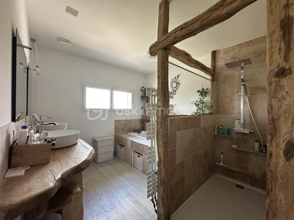 Anna Morra vous propose à la vente, sur la commune de Gimont, cette magnifique maison de style chalet, entièrement rénovée avec goût en 2024. 
Nichée dans un écrin de verdure, au calme, elle offre une vue dégagée sur les Pyrénées tout en restant à quelques minutes en voiture des commodités.

Dès l’entrée, vous serez séduit par une vaste pièce de vie de 58 m², baignée de lumière grâce à ses grandes ouvertures sur la nature environnante. Son plafond cathédrale, ses poutres apparentes et sa cheminée en pierre avec insert créent une atmosphère chaleureuse et conviviale. Une mezzanine surplombe cet espace, idéale pour un coin lecture, un bureau ou une chambre d’appoint. La cuisine semi-ouverte, aménagée et équipée, allie fonctionnalité et modernité.

Attenante à la pièce de vie, une grande salle de 32 m² avec vue sur la piscine offre de nombreuses possibilités d’aménagement : bureau, salle de jeux, salon TV ou salle de sport. Depuis cette pièce, un escalier mène à une chambre de 12,9 m² bénéficiant d’une terrasse privative de 11,5 m², offrant un espace indépendant et privilégié.

Sur le côté droit de l’entrée, un WC avec lave-mains ainsi qu’une buanderie avec accès direct sur l’extérieur apportent une fonctionnalité supplémentaire avant d’accéder au coin nuit, pensé pour garantir intimité et confort.

L’espace nuit s’organise autour de deux dégagements distincts. Le premier mène à une grande chambre de 17,8 m² avec placards intégrés, située à proximité de la salle de bains principale, véritable espace bien-être avec douche à l’italienne, baignoire et finitions en travertin. Le second dessert deux autres chambres avec accès direct à l’extérieur : une chambre de 13,6 m² avec petit dressing et une chambre de 15,3 m² avec salle d’eau privative comprenant douche à l’italienne, double vasque et WC.

À l’extérieur, le terrain vallonné de 12 129 m² alterne espaces dégagés et boisés, offrant un cadre idéal pour les amoureux de la nature. Il n’est pas rare d’y apercevoir chevreuils et lapins. Une piscine de 10,05 x 4,10 m avec pente douce (de 1,05 m à 1,90 m) et son pool-house permettent de profiter pleinement des beaux jours en famille ou entre amis.

Cette propriété dispose également de nombreux atouts : grandes ouvertures offrant une luminosité exceptionnelle, chaudière à granulés installée en 2019, panneaux solaires mis en service en mai 2023 permettant l’autoconsommation et la revente d’électricité, double garage en sous-sol, cave et local chaufferie.

 Un bien rare sur le secteur, alliant charme, confort et nature dans un environnement privilégié. À découvrir sans tarder !

 Contactez moi pour plus d’informations ou organiser une visite au 06 11 32 63 44