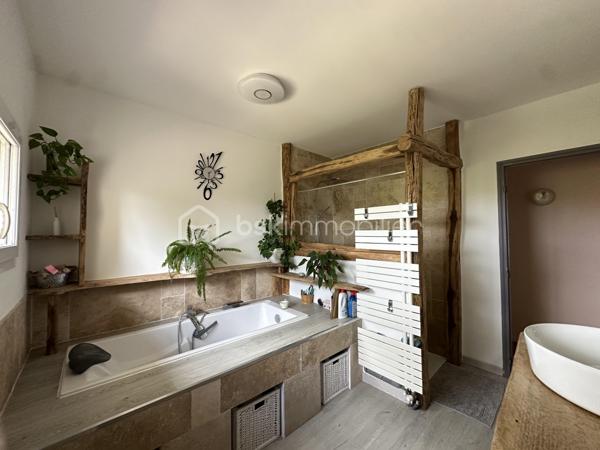 Anna Morra vous propose à la vente, sur la commune de Gimont, cette magnifique maison de style chalet, entièrement rénovée avec goût en 2024. 
Nichée dans un écrin de verdure, au calme, elle offre une vue dégagée sur les Pyrénées tout en restant à quelques minutes en voiture des commodités.

Dès l’entrée, vous serez séduit par une vaste pièce de vie de 58 m², baignée de lumière grâce à ses grandes ouvertures sur la nature environnante. Son plafond cathédrale, ses poutres apparentes et sa cheminée en pierre avec insert créent une atmosphère chaleureuse et conviviale. Une mezzanine surplombe cet espace, idéale pour un coin lecture, un bureau ou une chambre d’appoint. La cuisine semi-ouverte, aménagée et équipée, allie fonctionnalité et modernité.

Attenante à la pièce de vie, une grande salle de 32 m² avec vue sur la piscine offre de nombreuses possibilités d’aménagement : bureau, salle de jeux, salon TV ou salle de sport. Depuis cette pièce, un escalier mène à une chambre de 12,9 m² bénéficiant d’une terrasse privative de 11,5 m², offrant un espace indépendant et privilégié.

Sur le côté droit de l’entrée, un WC avec lave-mains ainsi qu’une buanderie avec accès direct sur l’extérieur apportent une fonctionnalité supplémentaire avant d’accéder au coin nuit, pensé pour garantir intimité et confort.

L’espace nuit s’organise autour de deux dégagements distincts. Le premier mène à une grande chambre de 17,8 m² avec placards intégrés, située à proximité de la salle de bains principale, véritable espace bien-être avec douche à l’italienne, baignoire et finitions en travertin. Le second dessert deux autres chambres avec accès direct à l’extérieur : une chambre de 13,6 m² avec petit dressing et une chambre de 15,3 m² avec salle d’eau privative comprenant douche à l’italienne, double vasque et WC.

À l’extérieur, le terrain vallonné de 12 129 m² alterne espaces dégagés et boisés, offrant un cadre idéal pour les amoureux de la nature. Il n’est pas rare d’y apercevoir chevreuils et lapins. Une piscine de 10,05 x 4,10 m avec pente douce (de 1,05 m à 1,90 m) et son pool-house permettent de profiter pleinement des beaux jours en famille ou entre amis.

Cette propriété dispose également de nombreux atouts : grandes ouvertures offrant une luminosité exceptionnelle, chaudière à granulés installée en 2019, panneaux solaires mis en service en mai 2023 permettant l’autoconsommation et la revente d’électricité, double garage en sous-sol, cave et local chaufferie.

 Un bien rare sur le secteur, alliant charme, confort et nature dans un environnement privilégié. À découvrir sans tarder !

 Contactez moi pour plus d’informations ou organiser une visite au 06 11 32 63 44