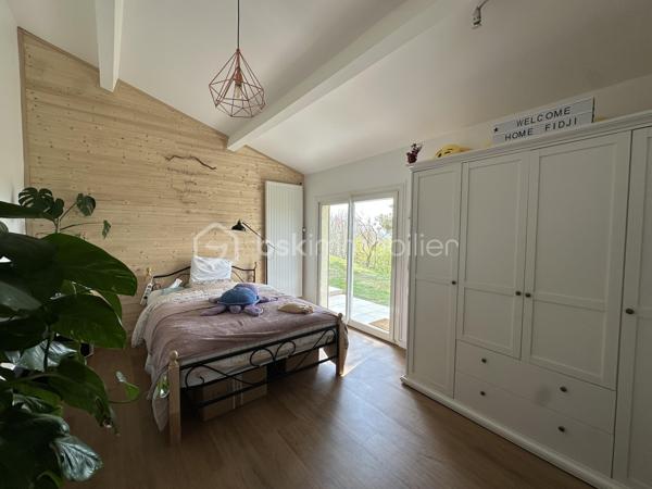 Anna Morra vous propose à la vente, sur la commune de Gimont, cette magnifique maison de style chalet, entièrement rénovée avec goût en 2024. 
Nichée dans un écrin de verdure, au calme, elle offre une vue dégagée sur les Pyrénées tout en restant à quelques minutes en voiture des commodités.

Dès l’entrée, vous serez séduit par une vaste pièce de vie de 58 m², baignée de lumière grâce à ses grandes ouvertures sur la nature environnante. Son plafond cathédrale, ses poutres apparentes et sa cheminée en pierre avec insert créent une atmosphère chaleureuse et conviviale. Une mezzanine surplombe cet espace, idéale pour un coin lecture, un bureau ou une chambre d’appoint. La cuisine semi-ouverte, aménagée et équipée, allie fonctionnalité et modernité.

Attenante à la pièce de vie, une grande salle de 32 m² avec vue sur la piscine offre de nombreuses possibilités d’aménagement : bureau, salle de jeux, salon TV ou salle de sport. Depuis cette pièce, un escalier mène à une chambre de 12,9 m² bénéficiant d’une terrasse privative de 11,5 m², offrant un espace indépendant et privilégié.

Sur le côté droit de l’entrée, un WC avec lave-mains ainsi qu’une buanderie avec accès direct sur l’extérieur apportent une fonctionnalité supplémentaire avant d’accéder au coin nuit, pensé pour garantir intimité et confort.

L’espace nuit s’organise autour de deux dégagements distincts. Le premier mène à une grande chambre de 17,8 m² avec placards intégrés, située à proximité de la salle de bains principale, véritable espace bien-être avec douche à l’italienne, baignoire et finitions en travertin. Le second dessert deux autres chambres avec accès direct à l’extérieur : une chambre de 13,6 m² avec petit dressing et une chambre de 15,3 m² avec salle d’eau privative comprenant douche à l’italienne, double vasque et WC.

À l’extérieur, le terrain vallonné de 12 129 m² alterne espaces dégagés et boisés, offrant un cadre idéal pour les amoureux de la nature. Il n’est pas rare d’y apercevoir chevreuils et lapins. Une piscine de 10,05 x 4,10 m avec pente douce (de 1,05 m à 1,90 m) et son pool-house permettent de profiter pleinement des beaux jours en famille ou entre amis.

Cette propriété dispose également de nombreux atouts : grandes ouvertures offrant une luminosité exceptionnelle, chaudière à granulés installée en 2019, panneaux solaires mis en service en mai 2023 permettant l’autoconsommation et la revente d’électricité, double garage en sous-sol, cave et local chaufferie.

 Un bien rare sur le secteur, alliant charme, confort et nature dans un environnement privilégié. À découvrir sans tarder !

 Contactez moi pour plus d’informations ou organiser une visite au 06 11 32 63 44