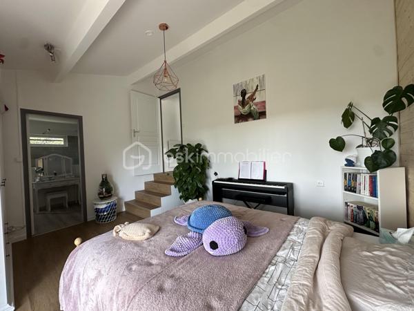Anna Morra vous propose à la vente, sur la commune de Gimont, cette magnifique maison de style chalet, entièrement rénovée avec goût en 2024. 
Nichée dans un écrin de verdure, au calme, elle offre une vue dégagée sur les Pyrénées tout en restant à quelques minutes en voiture des commodités.

Dès l’entrée, vous serez séduit par une vaste pièce de vie de 58 m², baignée de lumière grâce à ses grandes ouvertures sur la nature environnante. Son plafond cathédrale, ses poutres apparentes et sa cheminée en pierre avec insert créent une atmosphère chaleureuse et conviviale. Une mezzanine surplombe cet espace, idéale pour un coin lecture, un bureau ou une chambre d’appoint. La cuisine semi-ouverte, aménagée et équipée, allie fonctionnalité et modernité.

Attenante à la pièce de vie, une grande salle de 32 m² avec vue sur la piscine offre de nombreuses possibilités d’aménagement : bureau, salle de jeux, salon TV ou salle de sport. Depuis cette pièce, un escalier mène à une chambre de 12,9 m² bénéficiant d’une terrasse privative de 11,5 m², offrant un espace indépendant et privilégié.

Sur le côté droit de l’entrée, un WC avec lave-mains ainsi qu’une buanderie avec accès direct sur l’extérieur apportent une fonctionnalité supplémentaire avant d’accéder au coin nuit, pensé pour garantir intimité et confort.

L’espace nuit s’organise autour de deux dégagements distincts. Le premier mène à une grande chambre de 17,8 m² avec placards intégrés, située à proximité de la salle de bains principale, véritable espace bien-être avec douche à l’italienne, baignoire et finitions en travertin. Le second dessert deux autres chambres avec accès direct à l’extérieur : une chambre de 13,6 m² avec petit dressing et une chambre de 15,3 m² avec salle d’eau privative comprenant douche à l’italienne, double vasque et WC.

À l’extérieur, le terrain vallonné de 12 129 m² alterne espaces dégagés et boisés, offrant un cadre idéal pour les amoureux de la nature. Il n’est pas rare d’y apercevoir chevreuils et lapins. Une piscine de 10,05 x 4,10 m avec pente douce (de 1,05 m à 1,90 m) et son pool-house permettent de profiter pleinement des beaux jours en famille ou entre amis.

Cette propriété dispose également de nombreux atouts : grandes ouvertures offrant une luminosité exceptionnelle, chaudière à granulés installée en 2019, panneaux solaires mis en service en mai 2023 permettant l’autoconsommation et la revente d’électricité, double garage en sous-sol, cave et local chaufferie.

 Un bien rare sur le secteur, alliant charme, confort et nature dans un environnement privilégié. À découvrir sans tarder !

 Contactez moi pour plus d’informations ou organiser une visite au 06 11 32 63 44