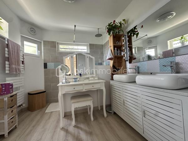 Anna Morra vous propose à la vente, sur la commune de Gimont, cette magnifique maison de style chalet, entièrement rénovée avec goût en 2024. 
Nichée dans un écrin de verdure, au calme, elle offre une vue dégagée sur les Pyrénées tout en restant à quelques minutes en voiture des commodités.

Dès l’entrée, vous serez séduit par une vaste pièce de vie de 58 m², baignée de lumière grâce à ses grandes ouvertures sur la nature environnante. Son plafond cathédrale, ses poutres apparentes et sa cheminée en pierre avec insert créent une atmosphère chaleureuse et conviviale. Une mezzanine surplombe cet espace, idéale pour un coin lecture, un bureau ou une chambre d’appoint. La cuisine semi-ouverte, aménagée et équipée, allie fonctionnalité et modernité.

Attenante à la pièce de vie, une grande salle de 32 m² avec vue sur la piscine offre de nombreuses possibilités d’aménagement : bureau, salle de jeux, salon TV ou salle de sport. Depuis cette pièce, un escalier mène à une chambre de 12,9 m² bénéficiant d’une terrasse privative de 11,5 m², offrant un espace indépendant et privilégié.

Sur le côté droit de l’entrée, un WC avec lave-mains ainsi qu’une buanderie avec accès direct sur l’extérieur apportent une fonctionnalité supplémentaire avant d’accéder au coin nuit, pensé pour garantir intimité et confort.

L’espace nuit s’organise autour de deux dégagements distincts. Le premier mène à une grande chambre de 17,8 m² avec placards intégrés, située à proximité de la salle de bains principale, véritable espace bien-être avec douche à l’italienne, baignoire et finitions en travertin. Le second dessert deux autres chambres avec accès direct à l’extérieur : une chambre de 13,6 m² avec petit dressing et une chambre de 15,3 m² avec salle d’eau privative comprenant douche à l’italienne, double vasque et WC.

À l’extérieur, le terrain vallonné de 12 129 m² alterne espaces dégagés et boisés, offrant un cadre idéal pour les amoureux de la nature. Il n’est pas rare d’y apercevoir chevreuils et lapins. Une piscine de 10,05 x 4,10 m avec pente douce (de 1,05 m à 1,90 m) et son pool-house permettent de profiter pleinement des beaux jours en famille ou entre amis.

Cette propriété dispose également de nombreux atouts : grandes ouvertures offrant une luminosité exceptionnelle, chaudière à granulés installée en 2019, panneaux solaires mis en service en mai 2023 permettant l’autoconsommation et la revente d’électricité, double garage en sous-sol, cave et local chaufferie.

 Un bien rare sur le secteur, alliant charme, confort et nature dans un environnement privilégié. À découvrir sans tarder !

 Contactez moi pour plus d’informations ou organiser une visite au 06 11 32 63 44