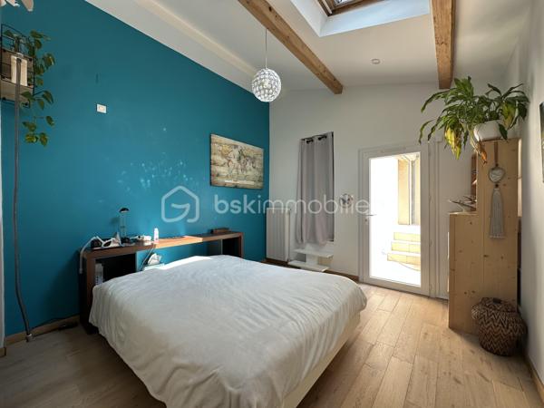 Anna Morra vous propose à la vente, sur la commune de Gimont, cette magnifique maison de style chalet, entièrement rénovée avec goût en 2024. 
Nichée dans un écrin de verdure, au calme, elle offre une vue dégagée sur les Pyrénées tout en restant à quelques minutes en voiture des commodités.

Dès l’entrée, vous serez séduit par une vaste pièce de vie de 58 m², baignée de lumière grâce à ses grandes ouvertures sur la nature environnante. Son plafond cathédrale, ses poutres apparentes et sa cheminée en pierre avec insert créent une atmosphère chaleureuse et conviviale. Une mezzanine surplombe cet espace, idéale pour un coin lecture, un bureau ou une chambre d’appoint. La cuisine semi-ouverte, aménagée et équipée, allie fonctionnalité et modernité.

Attenante à la pièce de vie, une grande salle de 32 m² avec vue sur la piscine offre de nombreuses possibilités d’aménagement : bureau, salle de jeux, salon TV ou salle de sport. Depuis cette pièce, un escalier mène à une chambre de 12,9 m² bénéficiant d’une terrasse privative de 11,5 m², offrant un espace indépendant et privilégié.

Sur le côté droit de l’entrée, un WC avec lave-mains ainsi qu’une buanderie avec accès direct sur l’extérieur apportent une fonctionnalité supplémentaire avant d’accéder au coin nuit, pensé pour garantir intimité et confort.

L’espace nuit s’organise autour de deux dégagements distincts. Le premier mène à une grande chambre de 17,8 m² avec placards intégrés, située à proximité de la salle de bains principale, véritable espace bien-être avec douche à l’italienne, baignoire et finitions en travertin. Le second dessert deux autres chambres avec accès direct à l’extérieur : une chambre de 13,6 m² avec petit dressing et une chambre de 15,3 m² avec salle d’eau privative comprenant douche à l’italienne, double vasque et WC.

À l’extérieur, le terrain vallonné de 12 129 m² alterne espaces dégagés et boisés, offrant un cadre idéal pour les amoureux de la nature. Il n’est pas rare d’y apercevoir chevreuils et lapins. Une piscine de 10,05 x 4,10 m avec pente douce (de 1,05 m à 1,90 m) et son pool-house permettent de profiter pleinement des beaux jours en famille ou entre amis.

Cette propriété dispose également de nombreux atouts : grandes ouvertures offrant une luminosité exceptionnelle, chaudière à granulés installée en 2019, panneaux solaires mis en service en mai 2023 permettant l’autoconsommation et la revente d’électricité, double garage en sous-sol, cave et local chaufferie.

 Un bien rare sur le secteur, alliant charme, confort et nature dans un environnement privilégié. À découvrir sans tarder !

 Contactez moi pour plus d’informations ou organiser une visite au 06 11 32 63 44