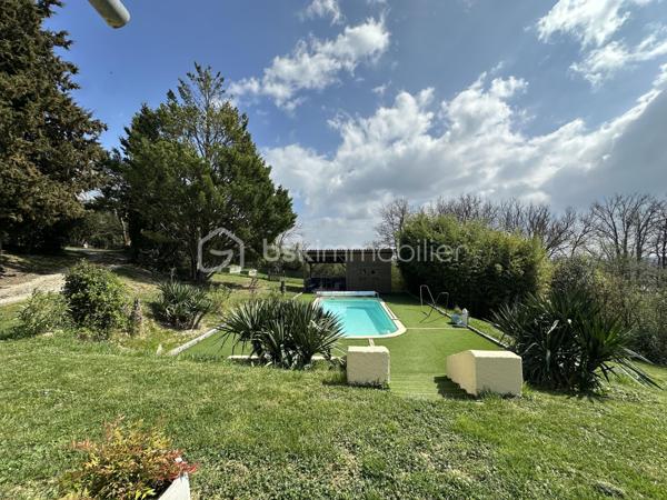 Anna Morra vous propose à la vente, sur la commune de Gimont, cette magnifique maison de style chalet, entièrement rénovée avec goût en 2024. 
Nichée dans un écrin de verdure, au calme, elle offre une vue dégagée sur les Pyrénées tout en restant à quelques minutes en voiture des commodités.

Dès l’entrée, vous serez séduit par une vaste pièce de vie de 58 m², baignée de lumière grâce à ses grandes ouvertures sur la nature environnante. Son plafond cathédrale, ses poutres apparentes et sa cheminée en pierre avec insert créent une atmosphère chaleureuse et conviviale. Une mezzanine surplombe cet espace, idéale pour un coin lecture, un bureau ou une chambre d’appoint. La cuisine semi-ouverte, aménagée et équipée, allie fonctionnalité et modernité.

Attenante à la pièce de vie, une grande salle de 32 m² avec vue sur la piscine offre de nombreuses possibilités d’aménagement : bureau, salle de jeux, salon TV ou salle de sport. Depuis cette pièce, un escalier mène à une chambre de 12,9 m² bénéficiant d’une terrasse privative de 11,5 m², offrant un espace indépendant et privilégié.

Sur le côté droit de l’entrée, un WC avec lave-mains ainsi qu’une buanderie avec accès direct sur l’extérieur apportent une fonctionnalité supplémentaire avant d’accéder au coin nuit, pensé pour garantir intimité et confort.

L’espace nuit s’organise autour de deux dégagements distincts. Le premier mène à une grande chambre de 17,8 m² avec placards intégrés, située à proximité de la salle de bains principale, véritable espace bien-être avec douche à l’italienne, baignoire et finitions en travertin. Le second dessert deux autres chambres avec accès direct à l’extérieur : une chambre de 13,6 m² avec petit dressing et une chambre de 15,3 m² avec salle d’eau privative comprenant douche à l’italienne, double vasque et WC.

À l’extérieur, le terrain vallonné de 12 129 m² alterne espaces dégagés et boisés, offrant un cadre idéal pour les amoureux de la nature. Il n’est pas rare d’y apercevoir chevreuils et lapins. Une piscine de 10,05 x 4,10 m avec pente douce (de 1,05 m à 1,90 m) et son pool-house permettent de profiter pleinement des beaux jours en famille ou entre amis.

Cette propriété dispose également de nombreux atouts : grandes ouvertures offrant une luminosité exceptionnelle, chaudière à granulés installée en 2019, panneaux solaires mis en service en mai 2023 permettant l’autoconsommation et la revente d’électricité, double garage en sous-sol, cave et local chaufferie.

 Un bien rare sur le secteur, alliant charme, confort et nature dans un environnement privilégié. À découvrir sans tarder !

 Contactez moi pour plus d’informations ou organiser une visite au 06 11 32 63 44