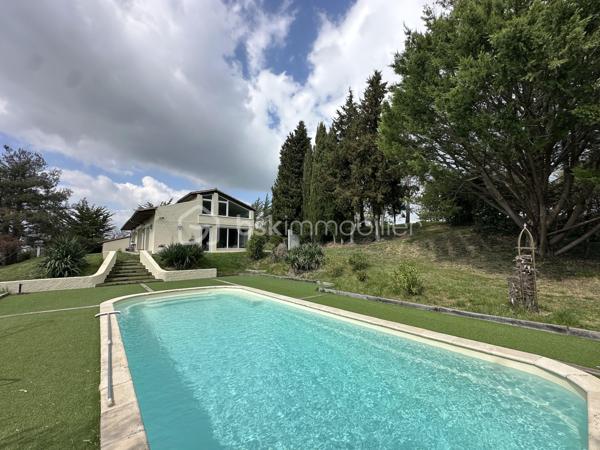 Anna Morra vous propose à la vente, sur la commune de Gimont, cette magnifique maison de style chalet, entièrement rénovée avec goût en 2024. 
Nichée dans un écrin de verdure, au calme, elle offre une vue dégagée sur les Pyrénées tout en restant à quelques minutes en voiture des commodités.

Dès l’entrée, vous serez séduit par une vaste pièce de vie de 58 m², baignée de lumière grâce à ses grandes ouvertures sur la nature environnante. Son plafond cathédrale, ses poutres apparentes et sa cheminée en pierre avec insert créent une atmosphère chaleureuse et conviviale. Une mezzanine surplombe cet espace, idéale pour un coin lecture, un bureau ou une chambre d’appoint. La cuisine semi-ouverte, aménagée et équipée, allie fonctionnalité et modernité.

Attenante à la pièce de vie, une grande salle de 32 m² avec vue sur la piscine offre de nombreuses possibilités d’aménagement : bureau, salle de jeux, salon TV ou salle de sport. Depuis cette pièce, un escalier mène à une chambre de 12,9 m² bénéficiant d’une terrasse privative de 11,5 m², offrant un espace indépendant et privilégié.

Sur le côté droit de l’entrée, un WC avec lave-mains ainsi qu’une buanderie avec accès direct sur l’extérieur apportent une fonctionnalité supplémentaire avant d’accéder au coin nuit, pensé pour garantir intimité et confort.

L’espace nuit s’organise autour de deux dégagements distincts. Le premier mène à une grande chambre de 17,8 m² avec placards intégrés, située à proximité de la salle de bains principale, véritable espace bien-être avec douche à l’italienne, baignoire et finitions en travertin. Le second dessert deux autres chambres avec accès direct à l’extérieur : une chambre de 13,6 m² avec petit dressing et une chambre de 15,3 m² avec salle d’eau privative comprenant douche à l’italienne, double vasque et WC.

À l’extérieur, le terrain vallonné de 12 129 m² alterne espaces dégagés et boisés, offrant un cadre idéal pour les amoureux de la nature. Il n’est pas rare d’y apercevoir chevreuils et lapins. Une piscine de 10,05 x 4,10 m avec pente douce (de 1,05 m à 1,90 m) et son pool-house permettent de profiter pleinement des beaux jours en famille ou entre amis.

Cette propriété dispose également de nombreux atouts : grandes ouvertures offrant une luminosité exceptionnelle, chaudière à granulés installée en 2019, panneaux solaires mis en service en mai 2023 permettant l’autoconsommation et la revente d’électricité, double garage en sous-sol, cave et local chaufferie.

 Un bien rare sur le secteur, alliant charme, confort et nature dans un environnement privilégié. À découvrir sans tarder !

 Contactez moi pour plus d’informations ou organiser une visite au 06 11 32 63 44