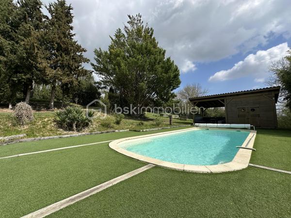 Anna Morra vous propose à la vente, sur la commune de Gimont, cette magnifique maison de style chalet, entièrement rénovée avec goût en 2024. 
Nichée dans un écrin de verdure, au calme, elle offre une vue dégagée sur les Pyrénées tout en restant à quelques minutes en voiture des commodités.

Dès l’entrée, vous serez séduit par une vaste pièce de vie de 58 m², baignée de lumière grâce à ses grandes ouvertures sur la nature environnante. Son plafond cathédrale, ses poutres apparentes et sa cheminée en pierre avec insert créent une atmosphère chaleureuse et conviviale. Une mezzanine surplombe cet espace, idéale pour un coin lecture, un bureau ou une chambre d’appoint. La cuisine semi-ouverte, aménagée et équipée, allie fonctionnalité et modernité.

Attenante à la pièce de vie, une grande salle de 32 m² avec vue sur la piscine offre de nombreuses possibilités d’aménagement : bureau, salle de jeux, salon TV ou salle de sport. Depuis cette pièce, un escalier mène à une chambre de 12,9 m² bénéficiant d’une terrasse privative de 11,5 m², offrant un espace indépendant et privilégié.

Sur le côté droit de l’entrée, un WC avec lave-mains ainsi qu’une buanderie avec accès direct sur l’extérieur apportent une fonctionnalité supplémentaire avant d’accéder au coin nuit, pensé pour garantir intimité et confort.

L’espace nuit s’organise autour de deux dégagements distincts. Le premier mène à une grande chambre de 17,8 m² avec placards intégrés, située à proximité de la salle de bains principale, véritable espace bien-être avec douche à l’italienne, baignoire et finitions en travertin. Le second dessert deux autres chambres avec accès direct à l’extérieur : une chambre de 13,6 m² avec petit dressing et une chambre de 15,3 m² avec salle d’eau privative comprenant douche à l’italienne, double vasque et WC.

À l’extérieur, le terrain vallonné de 12 129 m² alterne espaces dégagés et boisés, offrant un cadre idéal pour les amoureux de la nature. Il n’est pas rare d’y apercevoir chevreuils et lapins. Une piscine de 10,05 x 4,10 m avec pente douce (de 1,05 m à 1,90 m) et son pool-house permettent de profiter pleinement des beaux jours en famille ou entre amis.

Cette propriété dispose également de nombreux atouts : grandes ouvertures offrant une luminosité exceptionnelle, chaudière à granulés installée en 2019, panneaux solaires mis en service en mai 2023 permettant l’autoconsommation et la revente d’électricité, double garage en sous-sol, cave et local chaufferie.

 Un bien rare sur le secteur, alliant charme, confort et nature dans un environnement privilégié. À découvrir sans tarder !

 Contactez moi pour plus d’informations ou organiser une visite au 06 11 32 63 44