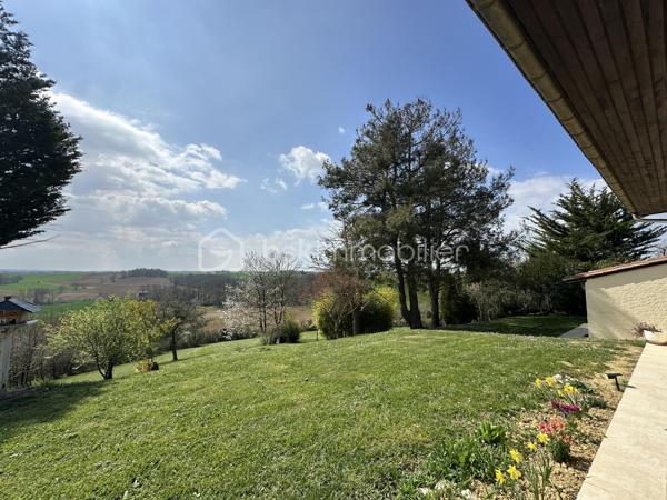 Anna Morra vous propose à la vente, sur la commune de Gimont, cette magnifique maison de style chalet, entièrement rénovée avec goût en 2024. 
Nichée dans un écrin de verdure, au calme, elle offre une vue dégagée sur les Pyrénées tout en restant à quelques minutes en voiture des commodités.

Dès l’entrée, vous serez séduit par une vaste pièce de vie de 58 m², baignée de lumière grâce à ses grandes ouvertures sur la nature environnante. Son plafond cathédrale, ses poutres apparentes et sa cheminée en pierre avec insert créent une atmosphère chaleureuse et conviviale. Une mezzanine surplombe cet espace, idéale pour un coin lecture, un bureau ou une chambre d’appoint. La cuisine semi-ouverte, aménagée et équipée, allie fonctionnalité et modernité.

Attenante à la pièce de vie, une grande salle de 32 m² avec vue sur la piscine offre de nombreuses possibilités d’aménagement : bureau, salle de jeux, salon TV ou salle de sport. Depuis cette pièce, un escalier mène à une chambre de 12,9 m² bénéficiant d’une terrasse privative de 11,5 m², offrant un espace indépendant et privilégié.

Sur le côté droit de l’entrée, un WC avec lave-mains ainsi qu’une buanderie avec accès direct sur l’extérieur apportent une fonctionnalité supplémentaire avant d’accéder au coin nuit, pensé pour garantir intimité et confort.

L’espace nuit s’organise autour de deux dégagements distincts. Le premier mène à une grande chambre de 17,8 m² avec placards intégrés, située à proximité de la salle de bains principale, véritable espace bien-être avec douche à l’italienne, baignoire et finitions en travertin. Le second dessert deux autres chambres avec accès direct à l’extérieur : une chambre de 13,6 m² avec petit dressing et une chambre de 15,3 m² avec salle d’eau privative comprenant douche à l’italienne, double vasque et WC.

À l’extérieur, le terrain vallonné de 12 129 m² alterne espaces dégagés et boisés, offrant un cadre idéal pour les amoureux de la nature. Il n’est pas rare d’y apercevoir chevreuils et lapins. Une piscine de 10,05 x 4,10 m avec pente douce (de 1,05 m à 1,90 m) et son pool-house permettent de profiter pleinement des beaux jours en famille ou entre amis.

Cette propriété dispose également de nombreux atouts : grandes ouvertures offrant une luminosité exceptionnelle, chaudière à granulés installée en 2019, panneaux solaires mis en service en mai 2023 permettant l’autoconsommation et la revente d’électricité, double garage en sous-sol, cave et local chaufferie.

 Un bien rare sur le secteur, alliant charme, confort et nature dans un environnement privilégié. À découvrir sans tarder !

 Contactez moi pour plus d’informations ou organiser une visite au 06 11 32 63 44