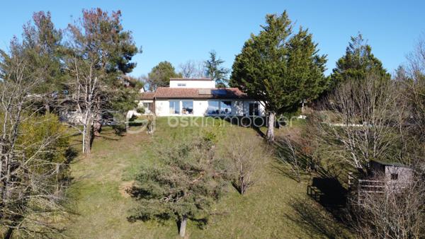 Anna Morra vous propose à la vente, sur la commune de Gimont, cette magnifique maison de style chalet, entièrement rénovée avec goût en 2024. 
Nichée dans un écrin de verdure, au calme, elle offre une vue dégagée sur les Pyrénées tout en restant à quelques minutes en voiture des commodités.

Dès l’entrée, vous serez séduit par une vaste pièce de vie de 58 m², baignée de lumière grâce à ses grandes ouvertures sur la nature environnante. Son plafond cathédrale, ses poutres apparentes et sa cheminée en pierre avec insert créent une atmosphère chaleureuse et conviviale. Une mezzanine surplombe cet espace, idéale pour un coin lecture, un bureau ou une chambre d’appoint. La cuisine semi-ouverte, aménagée et équipée, allie fonctionnalité et modernité.

Attenante à la pièce de vie, une grande salle de 32 m² avec vue sur la piscine offre de nombreuses possibilités d’aménagement : bureau, salle de jeux, salon TV ou salle de sport. Depuis cette pièce, un escalier mène à une chambre de 12,9 m² bénéficiant d’une terrasse privative de 11,5 m², offrant un espace indépendant et privilégié.

Sur le côté droit de l’entrée, un WC avec lave-mains ainsi qu’une buanderie avec accès direct sur l’extérieur apportent une fonctionnalité supplémentaire avant d’accéder au coin nuit, pensé pour garantir intimité et confort.

L’espace nuit s’organise autour de deux dégagements distincts. Le premier mène à une grande chambre de 17,8 m² avec placards intégrés, située à proximité de la salle de bains principale, véritable espace bien-être avec douche à l’italienne, baignoire et finitions en travertin. Le second dessert deux autres chambres avec accès direct à l’extérieur : une chambre de 13,6 m² avec petit dressing et une chambre de 15,3 m² avec salle d’eau privative comprenant douche à l’italienne, double vasque et WC.

À l’extérieur, le terrain vallonné de 12 129 m² alterne espaces dégagés et boisés, offrant un cadre idéal pour les amoureux de la nature. Il n’est pas rare d’y apercevoir chevreuils et lapins. Une piscine de 10,05 x 4,10 m avec pente douce (de 1,05 m à 1,90 m) et son pool-house permettent de profiter pleinement des beaux jours en famille ou entre amis.

Cette propriété dispose également de nombreux atouts : grandes ouvertures offrant une luminosité exceptionnelle, chaudière à granulés installée en 2019, panneaux solaires mis en service en mai 2023 permettant l’autoconsommation et la revente d’électricité, double garage en sous-sol, cave et local chaufferie.

 Un bien rare sur le secteur, alliant charme, confort et nature dans un environnement privilégié. À découvrir sans tarder !

 Contactez moi pour plus d’informations ou organiser une visite au 06 11 32 63 44