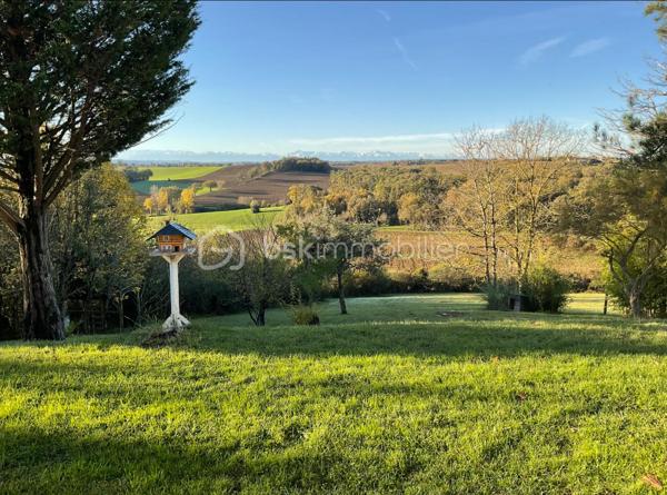 Anna Morra vous propose à la vente, sur la commune de Gimont, cette magnifique maison de style chalet, entièrement rénovée avec goût en 2024. 
Nichée dans un écrin de verdure, au calme, elle offre une vue dégagée sur les Pyrénées tout en restant à quelques minutes en voiture des commodités.

Dès l’entrée, vous serez séduit par une vaste pièce de vie de 58 m², baignée de lumière grâce à ses grandes ouvertures sur la nature environnante. Son plafond cathédrale, ses poutres apparentes et sa cheminée en pierre avec insert créent une atmosphère chaleureuse et conviviale. Une mezzanine surplombe cet espace, idéale pour un coin lecture, un bureau ou une chambre d’appoint. La cuisine semi-ouverte, aménagée et équipée, allie fonctionnalité et modernité.

Attenante à la pièce de vie, une grande salle de 32 m² avec vue sur la piscine offre de nombreuses possibilités d’aménagement : bureau, salle de jeux, salon TV ou salle de sport. Depuis cette pièce, un escalier mène à une chambre de 12,9 m² bénéficiant d’une terrasse privative de 11,5 m², offrant un espace indépendant et privilégié.

Sur le côté droit de l’entrée, un WC avec lave-mains ainsi qu’une buanderie avec accès direct sur l’extérieur apportent une fonctionnalité supplémentaire avant d’accéder au coin nuit, pensé pour garantir intimité et confort.

L’espace nuit s’organise autour de deux dégagements distincts. Le premier mène à une grande chambre de 17,8 m² avec placards intégrés, située à proximité de la salle de bains principale, véritable espace bien-être avec douche à l’italienne, baignoire et finitions en travertin. Le second dessert deux autres chambres avec accès direct à l’extérieur : une chambre de 13,6 m² avec petit dressing et une chambre de 15,3 m² avec salle d’eau privative comprenant douche à l’italienne, double vasque et WC.

À l’extérieur, le terrain vallonné de 12 129 m² alterne espaces dégagés et boisés, offrant un cadre idéal pour les amoureux de la nature. Il n’est pas rare d’y apercevoir chevreuils et lapins. Une piscine de 10,05 x 4,10 m avec pente douce (de 1,05 m à 1,90 m) et son pool-house permettent de profiter pleinement des beaux jours en famille ou entre amis.

Cette propriété dispose également de nombreux atouts : grandes ouvertures offrant une luminosité exceptionnelle, chaudière à granulés installée en 2019, panneaux solaires mis en service en mai 2023 permettant l’autoconsommation et la revente d’électricité, double garage en sous-sol, cave et local chaufferie.

 Un bien rare sur le secteur, alliant charme, confort et nature dans un environnement privilégié. À découvrir sans tarder !

 Contactez moi pour plus d’informations ou organiser une visite au 06 11 32 63 44