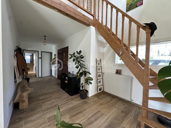 Anna Morra vous propose à la vente, sur la commune de Gimont, cette magnifique maison de style chalet, entièrement rénovée avec goût en 2024. 
Nichée dans un écrin de verdure, au calme, elle offre une vue dégagée sur les Pyrénées tout en restant à quelques minutes en voiture des commodités.

Dès l’entrée, vous serez séduit par une vaste pièce de vie de 58 m², baignée de lumière grâce à ses grandes ouvertures sur la nature environnante. Son plafond cathédrale, ses poutres apparentes et sa cheminée en pierre avec insert créent une atmosphère chaleureuse et conviviale. Une mezzanine surplombe cet espace, idéale pour un coin lecture, un bureau ou une chambre d’appoint. La cuisine semi-ouverte, aménagée et équipée, allie fonctionnalité et modernité.

Attenante à la pièce de vie, une grande salle de 32 m² avec vue sur la piscine offre de nombreuses possibilités d’aménagement : bureau, salle de jeux, salon TV ou salle de sport. Depuis cette pièce, un escalier mène à une chambre de 12,9 m² bénéficiant d’une terrasse privative de 11,5 m², offrant un espace indépendant et privilégié.

Sur le côté droit de l’entrée, un WC avec lave-mains ainsi qu’une buanderie avec accès direct sur l’extérieur apportent une fonctionnalité supplémentaire avant d’accéder au coin nuit, pensé pour garantir intimité et confort.

L’espace nuit s’organise autour de deux dégagements distincts. Le premier mène à une grande chambre de 17,8 m² avec placards intégrés, située à proximité de la salle de bains principale, véritable espace bien-être avec douche à l’italienne, baignoire et finitions en travertin. Le second dessert deux autres chambres avec accès direct à l’extérieur : une chambre de 13,6 m² avec petit dressing et une chambre de 15,3 m² avec salle d’eau privative comprenant douche à l’italienne, double vasque et WC.

À l’extérieur, le terrain vallonné de 12 129 m² alterne espaces dégagés et boisés, offrant un cadre idéal pour les amoureux de la nature. Il n’est pas rare d’y apercevoir chevreuils et lapins. Une piscine de 10,05 x 4,10 m avec pente douce (de 1,05 m à 1,90 m) et son pool-house permettent de profiter pleinement des beaux jours en famille ou entre amis.

Cette propriété dispose également de nombreux atouts : grandes ouvertures offrant une luminosité exceptionnelle, chaudière à granulés installée en 2019, panneaux solaires mis en service en mai 2023 permettant l’autoconsommation et la revente d’électricité, double garage en sous-sol, cave et local chaufferie.

 Un bien rare sur le secteur, alliant charme, confort et nature dans un environnement privilégié. À découvrir sans tarder !

 Contactez moi pour plus d’informations ou organiser une visite au 06 11 32 63 44