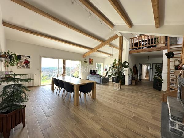 Anna Morra vous propose à la vente, sur la commune de Gimont, cette magnifique maison de style chalet, entièrement rénovée avec goût en 2024. 
Nichée dans un écrin de verdure, au calme, elle offre une vue dégagée sur les Pyrénées tout en restant à quelques minutes en voiture des commodités.

Dès l’entrée, vous serez séduit par une vaste pièce de vie de 58 m², baignée de lumière grâce à ses grandes ouvertures sur la nature environnante. Son plafond cathédrale, ses poutres apparentes et sa cheminée en pierre avec insert créent une atmosphère chaleureuse et conviviale. Une mezzanine surplombe cet espace, idéale pour un coin lecture, un bureau ou une chambre d’appoint. La cuisine semi-ouverte, aménagée et équipée, allie fonctionnalité et modernité.

Attenante à la pièce de vie, une grande salle de 32 m² avec vue sur la piscine offre de nombreuses possibilités d’aménagement : bureau, salle de jeux, salon TV ou salle de sport. Depuis cette pièce, un escalier mène à une chambre de 12,9 m² bénéficiant d’une terrasse privative de 11,5 m², offrant un espace indépendant et privilégié.

Sur le côté droit de l’entrée, un WC avec lave-mains ainsi qu’une buanderie avec accès direct sur l’extérieur apportent une fonctionnalité supplémentaire avant d’accéder au coin nuit, pensé pour garantir intimité et confort.

L’espace nuit s’organise autour de deux dégagements distincts. Le premier mène à une grande chambre de 17,8 m² avec placards intégrés, située à proximité de la salle de bains principale, véritable espace bien-être avec douche à l’italienne, baignoire et finitions en travertin. Le second dessert deux autres chambres avec accès direct à l’extérieur : une chambre de 13,6 m² avec petit dressing et une chambre de 15,3 m² avec salle d’eau privative comprenant douche à l’italienne, double vasque et WC.

À l’extérieur, le terrain vallonné de 12 129 m² alterne espaces dégagés et boisés, offrant un cadre idéal pour les amoureux de la nature. Il n’est pas rare d’y apercevoir chevreuils et lapins. Une piscine de 10,05 x 4,10 m avec pente douce (de 1,05 m à 1,90 m) et son pool-house permettent de profiter pleinement des beaux jours en famille ou entre amis.

Cette propriété dispose également de nombreux atouts : grandes ouvertures offrant une luminosité exceptionnelle, chaudière à granulés installée en 2019, panneaux solaires mis en service en mai 2023 permettant l’autoconsommation et la revente d’électricité, double garage en sous-sol, cave et local chaufferie.

 Un bien rare sur le secteur, alliant charme, confort et nature dans un environnement privilégié. À découvrir sans tarder !

 Contactez moi pour plus d’informations ou organiser une visite au 06 11 32 63 44