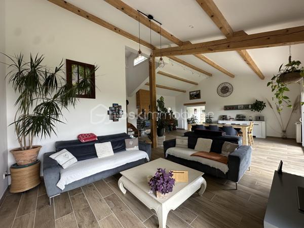 Anna Morra vous propose à la vente, sur la commune de Gimont, cette magnifique maison de style chalet, entièrement rénovée avec goût en 2024. 
Nichée dans un écrin de verdure, au calme, elle offre une vue dégagée sur les Pyrénées tout en restant à quelques minutes en voiture des commodités.

Dès l’entrée, vous serez séduit par une vaste pièce de vie de 58 m², baignée de lumière grâce à ses grandes ouvertures sur la nature environnante. Son plafond cathédrale, ses poutres apparentes et sa cheminée en pierre avec insert créent une atmosphère chaleureuse et conviviale. Une mezzanine surplombe cet espace, idéale pour un coin lecture, un bureau ou une chambre d’appoint. La cuisine semi-ouverte, aménagée et équipée, allie fonctionnalité et modernité.

Attenante à la pièce de vie, une grande salle de 32 m² avec vue sur la piscine offre de nombreuses possibilités d’aménagement : bureau, salle de jeux, salon TV ou salle de sport. Depuis cette pièce, un escalier mène à une chambre de 12,9 m² bénéficiant d’une terrasse privative de 11,5 m², offrant un espace indépendant et privilégié.

Sur le côté droit de l’entrée, un WC avec lave-mains ainsi qu’une buanderie avec accès direct sur l’extérieur apportent une fonctionnalité supplémentaire avant d’accéder au coin nuit, pensé pour garantir intimité et confort.

L’espace nuit s’organise autour de deux dégagements distincts. Le premier mène à une grande chambre de 17,8 m² avec placards intégrés, située à proximité de la salle de bains principale, véritable espace bien-être avec douche à l’italienne, baignoire et finitions en travertin. Le second dessert deux autres chambres avec accès direct à l’extérieur : une chambre de 13,6 m² avec petit dressing et une chambre de 15,3 m² avec salle d’eau privative comprenant douche à l’italienne, double vasque et WC.

À l’extérieur, le terrain vallonné de 12 129 m² alterne espaces dégagés et boisés, offrant un cadre idéal pour les amoureux de la nature. Il n’est pas rare d’y apercevoir chevreuils et lapins. Une piscine de 10,05 x 4,10 m avec pente douce (de 1,05 m à 1,90 m) et son pool-house permettent de profiter pleinement des beaux jours en famille ou entre amis.

Cette propriété dispose également de nombreux atouts : grandes ouvertures offrant une luminosité exceptionnelle, chaudière à granulés installée en 2019, panneaux solaires mis en service en mai 2023 permettant l’autoconsommation et la revente d’électricité, double garage en sous-sol, cave et local chaufferie.

 Un bien rare sur le secteur, alliant charme, confort et nature dans un environnement privilégié. À découvrir sans tarder !

 Contactez moi pour plus d’informations ou organiser une visite au 06 11 32 63 44