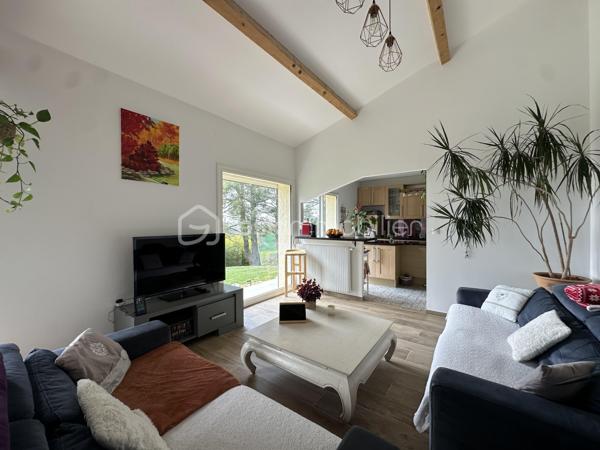 Anna Morra vous propose à la vente, sur la commune de Gimont, cette magnifique maison de style chalet, entièrement rénovée avec goût en 2024. 
Nichée dans un écrin de verdure, au calme, elle offre une vue dégagée sur les Pyrénées tout en restant à quelques minutes en voiture des commodités.

Dès l’entrée, vous serez séduit par une vaste pièce de vie de 58 m², baignée de lumière grâce à ses grandes ouvertures sur la nature environnante. Son plafond cathédrale, ses poutres apparentes et sa cheminée en pierre avec insert créent une atmosphère chaleureuse et conviviale. Une mezzanine surplombe cet espace, idéale pour un coin lecture, un bureau ou une chambre d’appoint. La cuisine semi-ouverte, aménagée et équipée, allie fonctionnalité et modernité.

Attenante à la pièce de vie, une grande salle de 32 m² avec vue sur la piscine offre de nombreuses possibilités d’aménagement : bureau, salle de jeux, salon TV ou salle de sport. Depuis cette pièce, un escalier mène à une chambre de 12,9 m² bénéficiant d’une terrasse privative de 11,5 m², offrant un espace indépendant et privilégié.

Sur le côté droit de l’entrée, un WC avec lave-mains ainsi qu’une buanderie avec accès direct sur l’extérieur apportent une fonctionnalité supplémentaire avant d’accéder au coin nuit, pensé pour garantir intimité et confort.

L’espace nuit s’organise autour de deux dégagements distincts. Le premier mène à une grande chambre de 17,8 m² avec placards intégrés, située à proximité de la salle de bains principale, véritable espace bien-être avec douche à l’italienne, baignoire et finitions en travertin. Le second dessert deux autres chambres avec accès direct à l’extérieur : une chambre de 13,6 m² avec petit dressing et une chambre de 15,3 m² avec salle d’eau privative comprenant douche à l’italienne, double vasque et WC.

À l’extérieur, le terrain vallonné de 12 129 m² alterne espaces dégagés et boisés, offrant un cadre idéal pour les amoureux de la nature. Il n’est pas rare d’y apercevoir chevreuils et lapins. Une piscine de 10,05 x 4,10 m avec pente douce (de 1,05 m à 1,90 m) et son pool-house permettent de profiter pleinement des beaux jours en famille ou entre amis.

Cette propriété dispose également de nombreux atouts : grandes ouvertures offrant une luminosité exceptionnelle, chaudière à granulés installée en 2019, panneaux solaires mis en service en mai 2023 permettant l’autoconsommation et la revente d’électricité, double garage en sous-sol, cave et local chaufferie.

 Un bien rare sur le secteur, alliant charme, confort et nature dans un environnement privilégié. À découvrir sans tarder !

 Contactez moi pour plus d’informations ou organiser une visite au 06 11 32 63 44