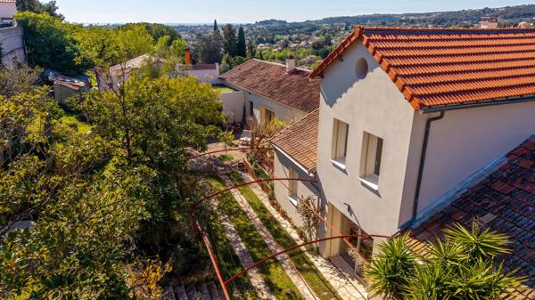 Chateau gombert (13013) Villa familiale T8 avec beaucoup de charme entre Château-Gombert et Plan-de-Cuques, 240m2 sur 1400m2 de jardin