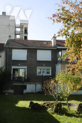 secteur hôpital , maison de 5 pièces avec jardin et garage