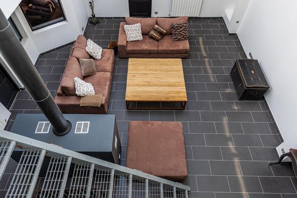 Loft en duplex inversé avec terrasse et volume cathédrale