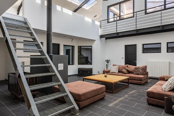 Loft en duplex inversé avec terrasse et volume cathédrale