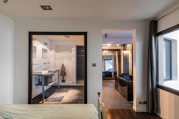 Loft en duplex inversé avec terrasse et volume cathédrale