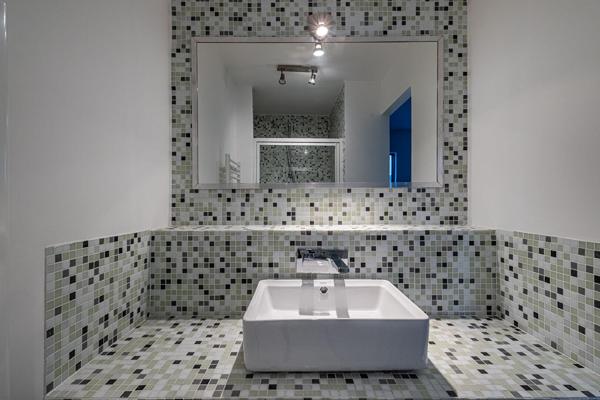 Loft en duplex inversé avec terrasse et volume cathédrale