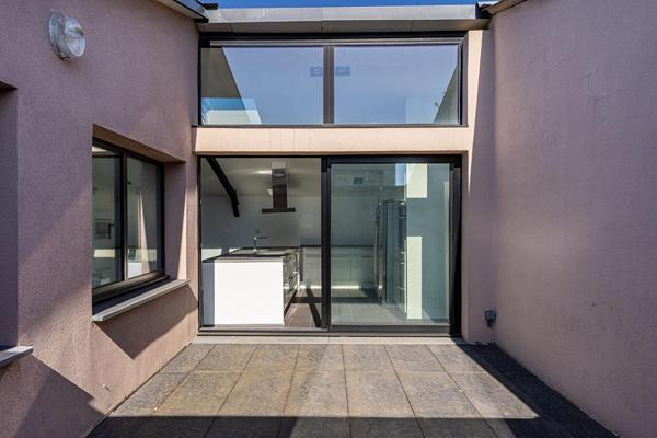 Loft en duplex inversé avec terrasse et volume cathédrale