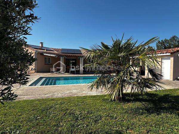 Proche du centre du village de Couffouleux, jolie maison de plain-pied dans un environnement calme, offrant un cadre de vie idéal entre campagne et proximité des commodités.

La maison d'env. 114 m² habitables, propose un hall d’entrée avec placards, un toilette indépendant ainsi qu’une superbe pièce de vie entièrement ouverte avec cuisine aménagée. Le séjour chaleureux, est équipé d’une cheminée avec insert. Il s’ouvre sur une agréable terrasse couverte, vue sur la piscine, parfaite pour profiter des beaux jours en toute tranquillité.
Côté nuit, vous trouverez 3 chambres équipées de placards ainsi qu’une salle de bains fonctionnelle.

La maison dispose également d’un espace supplémentaire très appréciable : une pièce supplémentaire aménagée en pièce de vie, idéal pour un bureau, une salle de jeux, un espace télétravail ou encore une 4ᵉ chambre.

À l’extérieur, le charme opère immédiatement avec un magnifique terrain clos et paysagé de 2 200 m², accueillant une piscine, un coin pool house avec barbecue, four à pizza, et un grand garage indépendant de 50 m² avec son boulodrome.

Enfin, des panneaux photovoltaïques ont récemment été installés, permettant une baisse significative du coût de l’énergie et apportant un véritable confort économique au quotidien.

VIDEO DISPONIBLE !