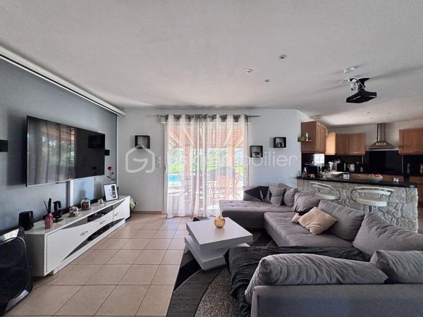 Proche du centre du village de Couffouleux, jolie maison de plain-pied dans un environnement calme, offrant un cadre de vie idéal entre campagne et proximité des commodités.

La maison d'env. 114 m² habitables, propose un hall d’entrée avec placards, un toilette indépendant ainsi qu’une superbe pièce de vie entièrement ouverte avec cuisine aménagée. Le séjour chaleureux, est équipé d’une cheminée avec insert. Il s’ouvre sur une agréable terrasse couverte, vue sur la piscine, parfaite pour profiter des beaux jours en toute tranquillité.
Côté nuit, vous trouverez 3 chambres équipées de placards ainsi qu’une salle de bains fonctionnelle.

La maison dispose également d’un espace supplémentaire très appréciable : une pièce supplémentaire aménagée en pièce de vie, idéal pour un bureau, une salle de jeux, un espace télétravail ou encore une 4ᵉ chambre.

À l’extérieur, le charme opère immédiatement avec un magnifique terrain clos et paysagé de 2 200 m², accueillant une piscine, un coin pool house avec barbecue, four à pizza, et un grand garage indépendant de 50 m² avec son boulodrome.

Enfin, des panneaux photovoltaïques ont récemment été installés, permettant une baisse significative du coût de l’énergie et apportant un véritable confort économique au quotidien.

VIDEO DISPONIBLE !