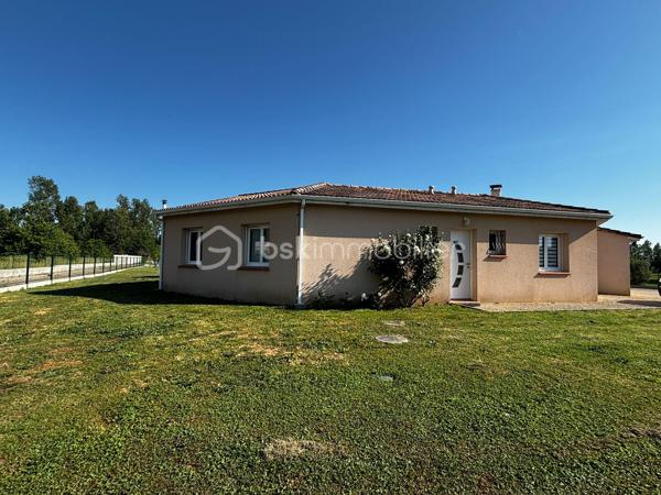 Proche du centre du village de Couffouleux, jolie maison de plain-pied dans un environnement calme, offrant un cadre de vie idéal entre campagne et proximité des commodités.

La maison d'env. 114 m² habitables, propose un hall d’entrée avec placards, un toilette indépendant ainsi qu’une superbe pièce de vie entièrement ouverte avec cuisine aménagée. Le séjour chaleureux, est équipé d’une cheminée avec insert. Il s’ouvre sur une agréable terrasse couverte, vue sur la piscine, parfaite pour profiter des beaux jours en toute tranquillité.
Côté nuit, vous trouverez 3 chambres équipées de placards ainsi qu’une salle de bains fonctionnelle.

La maison dispose également d’un espace supplémentaire très appréciable : une pièce supplémentaire aménagée en pièce de vie, idéal pour un bureau, une salle de jeux, un espace télétravail ou encore une 4ᵉ chambre.

À l’extérieur, le charme opère immédiatement avec un magnifique terrain clos et paysagé de 2 200 m², accueillant une piscine, un coin pool house avec barbecue, four à pizza, et un grand garage indépendant de 50 m² avec son boulodrome.

Enfin, des panneaux photovoltaïques ont récemment été installés, permettant une baisse significative du coût de l’énergie et apportant un véritable confort économique au quotidien.

VIDEO DISPONIBLE !