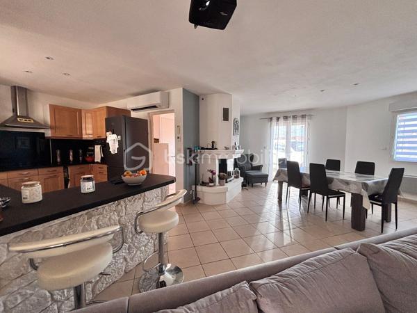 Proche du centre du village de Couffouleux, jolie maison de plain-pied dans un environnement calme, offrant un cadre de vie idéal entre campagne et proximité des commodités.

La maison d'env. 114 m² habitables, propose un hall d’entrée avec placards, un toilette indépendant ainsi qu’une superbe pièce de vie entièrement ouverte avec cuisine aménagée. Le séjour chaleureux, est équipé d’une cheminée avec insert. Il s’ouvre sur une agréable terrasse couverte, vue sur la piscine, parfaite pour profiter des beaux jours en toute tranquillité.
Côté nuit, vous trouverez 3 chambres équipées de placards ainsi qu’une salle de bains fonctionnelle.

La maison dispose également d’un espace supplémentaire très appréciable : une pièce supplémentaire aménagée en pièce de vie, idéal pour un bureau, une salle de jeux, un espace télétravail ou encore une 4ᵉ chambre.

À l’extérieur, le charme opère immédiatement avec un magnifique terrain clos et paysagé de 2 200 m², accueillant une piscine, un coin pool house avec barbecue, four à pizza, et un grand garage indépendant de 50 m² avec son boulodrome.

Enfin, des panneaux photovoltaïques ont récemment été installés, permettant une baisse significative du coût de l’énergie et apportant un véritable confort économique au quotidien.

VIDEO DISPONIBLE !