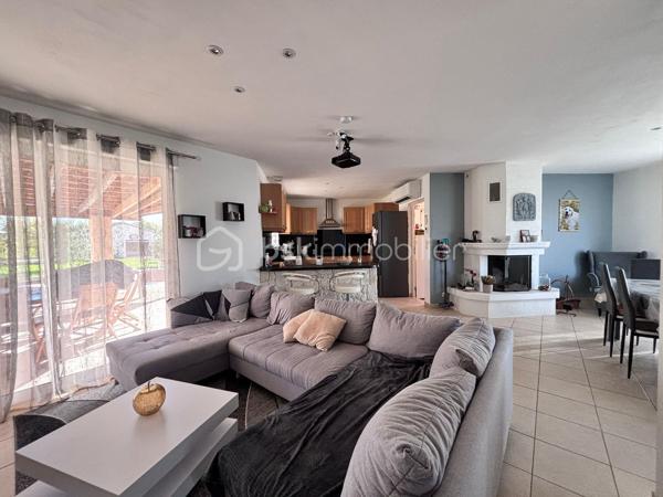 Proche du centre du village de Couffouleux, jolie maison de plain-pied dans un environnement calme, offrant un cadre de vie idéal entre campagne et proximité des commodités.

La maison d'env. 114 m² habitables, propose un hall d’entrée avec placards, un toilette indépendant ainsi qu’une superbe pièce de vie entièrement ouverte avec cuisine aménagée. Le séjour chaleureux, est équipé d’une cheminée avec insert. Il s’ouvre sur une agréable terrasse couverte, vue sur la piscine, parfaite pour profiter des beaux jours en toute tranquillité.
Côté nuit, vous trouverez 3 chambres équipées de placards ainsi qu’une salle de bains fonctionnelle.

La maison dispose également d’un espace supplémentaire très appréciable : une pièce supplémentaire aménagée en pièce de vie, idéal pour un bureau, une salle de jeux, un espace télétravail ou encore une 4ᵉ chambre.

À l’extérieur, le charme opère immédiatement avec un magnifique terrain clos et paysagé de 2 200 m², accueillant une piscine, un coin pool house avec barbecue, four à pizza, et un grand garage indépendant de 50 m² avec son boulodrome.

Enfin, des panneaux photovoltaïques ont récemment été installés, permettant une baisse significative du coût de l’énergie et apportant un véritable confort économique au quotidien.

VIDEO DISPONIBLE !